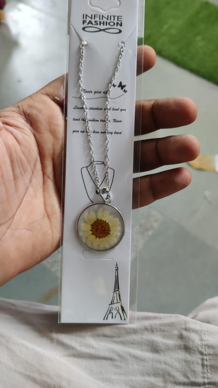 Natural White Daisy Preserved In Resin Pendant For Men & Women - Alzaar